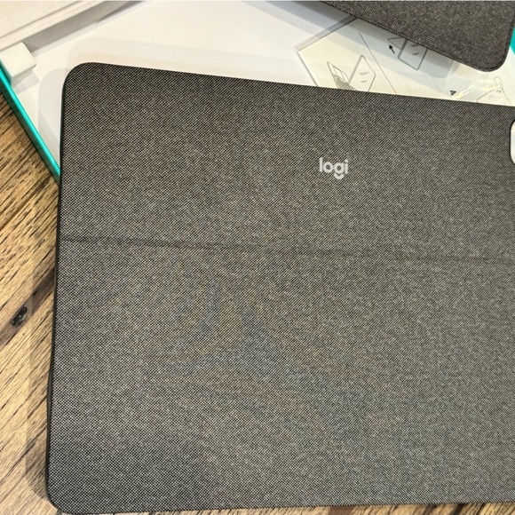 Logitech Combo Touch detachable keyboard case with trackpad and Smart Connector - Picture 2 of 11